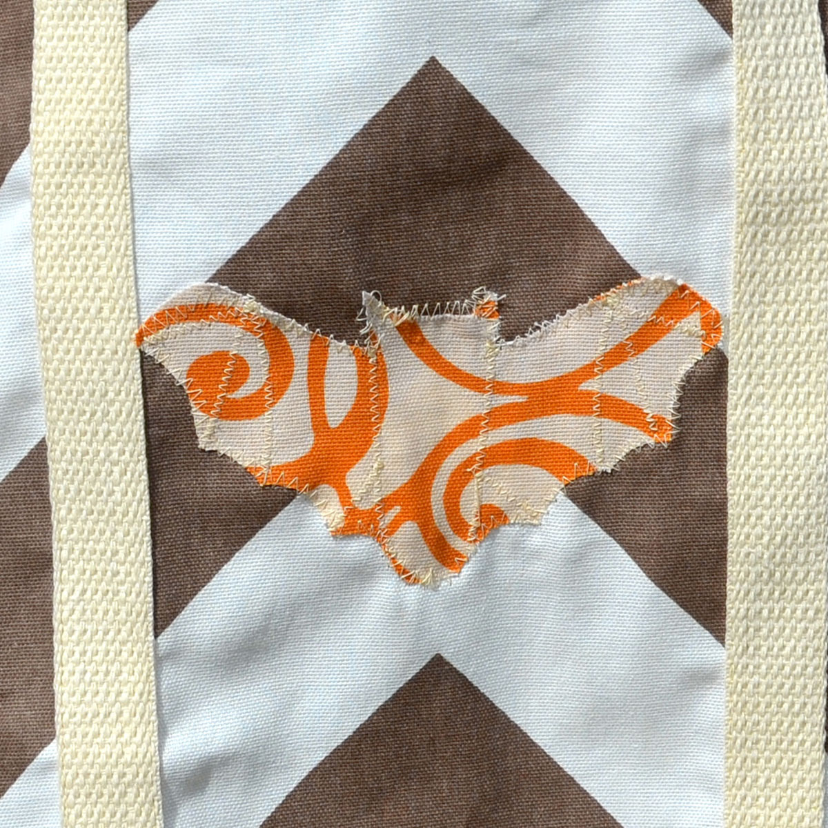 Halloween bag – Brown with Bat close up